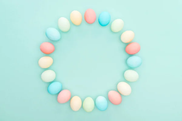 Vista Superior Ovos Páscoa Pastel Como Quadro Círculo Isolado Azul — Fotografia de Stock
