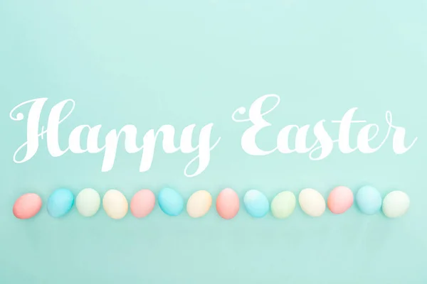 Ansicht Von Pastellfarbenen Eiern Reihe Mit Fröhlichem Osteraufdruck Isoliert Auf — Stockfoto