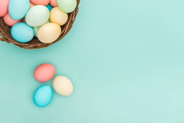 Vista Superior Los Huevos Tradicionales Pascua Pastel Canasta Mimbre Aislada — Foto de Stock