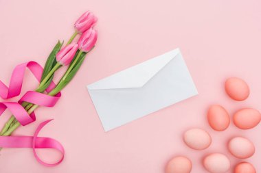 tebrik zarf, Lale pink izole şerit ve Paskalya yumurta ile Üstten Görünüm