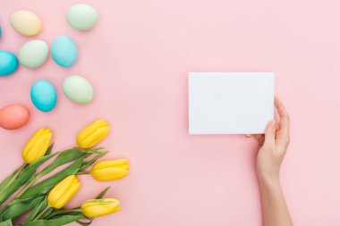 kırpılan görünümünü el ile pembe sarı laleler ve Paskalya yumurtaları ile izole boş oyun kağıdı 
