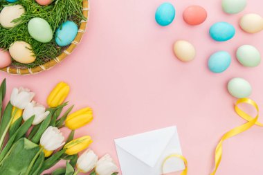 Paskalya yumurta hasır plaka, Lale ve pink izole zarf Üstten Görünüm