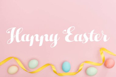 Mutlu Paskalya yazı ile boyalı yumurta ve pink izole şerit