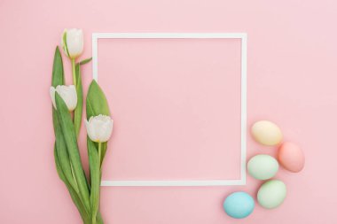 Lale ve pink izole pastel Paskalya yumurtaları çerçevesi Üstten Görünüm