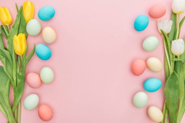 Lale çiçek ve pink izole pastel Paskalya yumurtaları Üstten Görünüm