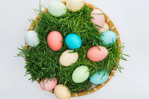 Vista Superior Coloridos Huevos Pascua Plato Mimbre Con Hierba Aislada — Foto de Stock