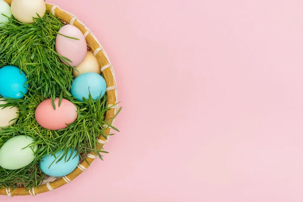 Top View Easter Eggs Wicker Plate Grass Isolated Pink Copy — Stock Photo, Image