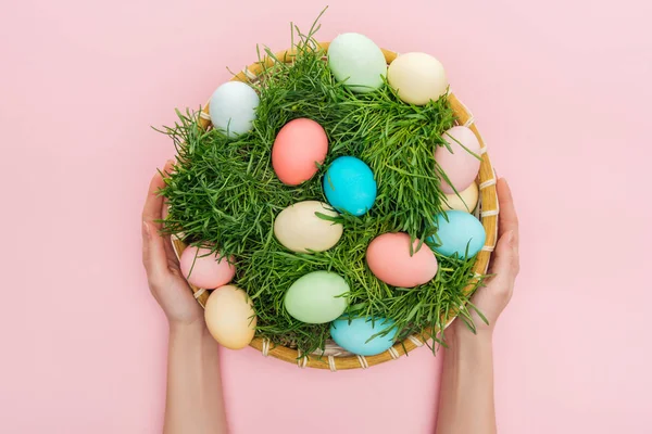 Vista Recortada Mujer Con Coloridos Huevos Pascua Plato Mimbre Con — Foto de Stock