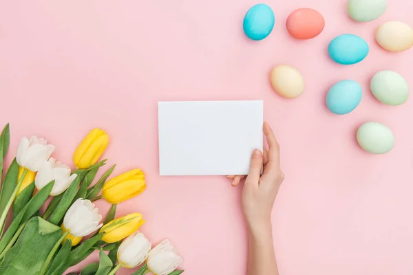 Levágott Nézd Női Kéz Üdvözlőlap Elszigetelt Rózsaszín Tulipán Húsvéti Tojás — Stock Fotó