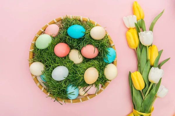 Pohled Shora Tulipány Proutěný Talíř Trávou Velikonoční Vajíčka Izolované Růžové — Stock fotografie