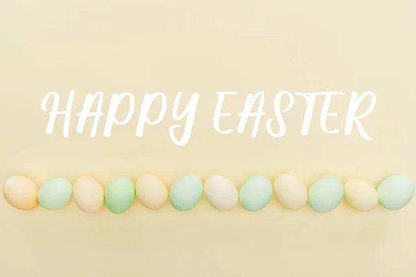 Pastel Beschilderde Eieren Rij Geïsoleerd Geel Met Vrolijk Pasen Belettering — Stockfoto