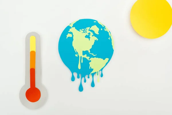 紙カット地球温暖化概念 灰色の背景上のスケールの太陽と溶融地球と高温度を示す温度計 — ストック写真