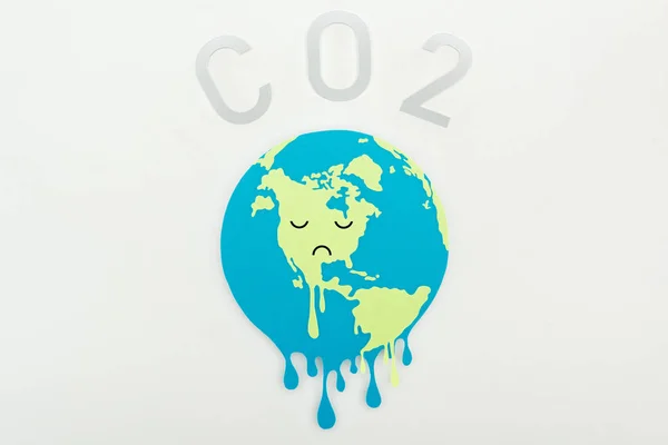 剪纸融化地球与悲伤的脸表达 Co2 字母在灰色的背景下 全球变暖的概念 — 图库照片
