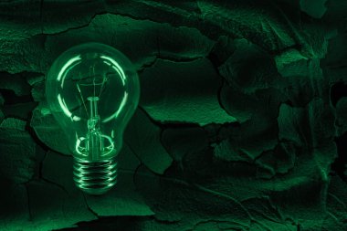 Elektrik ampulü kurutulmuş kırık zemin yüzeyi, küresel ısınma konsepti