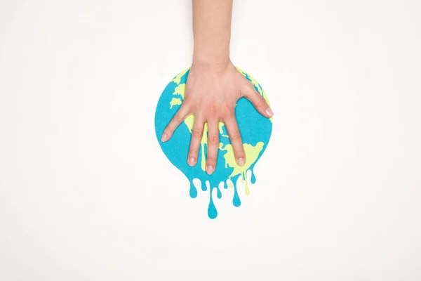 トリミングを紙で切った溶融グローブ ホワイト バック グラウンド 地球温暖化概念の女性の手の表示 — ストック写真
