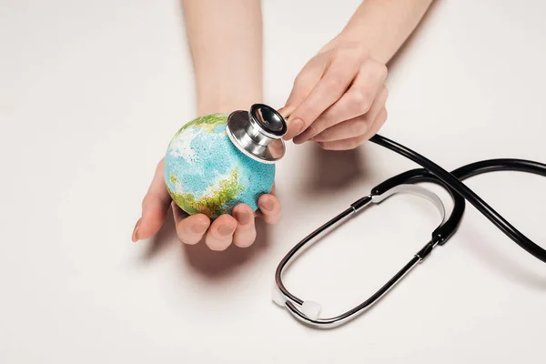 Kısmi Görünümünü Stetoskop Dünya Modeli Beyaz Zemin Üzerine Küresel Isınma — Stok fotoğraf