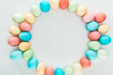 Üstten Görünüm pastel gri izole daire kare olarak Paskalya yumurta