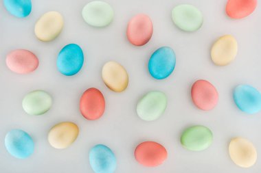 arka plan gri izole Paskalya yumurtaları ile Üstten Görünüm
