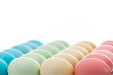 beyaz izole geleneksel renkli Paskalya yumurtaları
