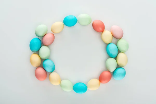 Vista Superior Huevos Pascua Coloridos Como Marco Aislado Gris — Foto de Stock