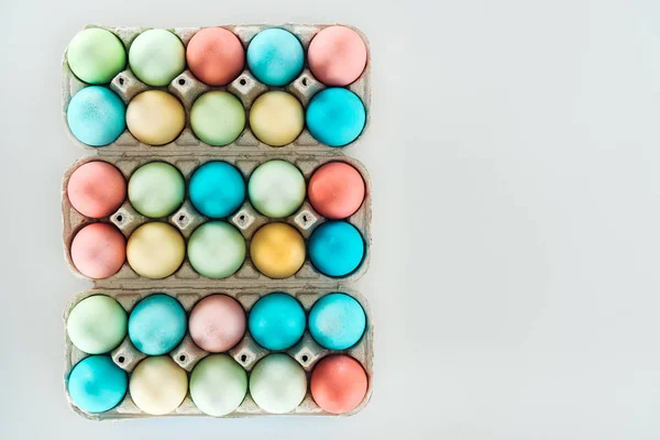 Κάτοψη Του Παστέλ Πασχαλινά Αυγά Στα Εμπορευματοκιβώτια Χαρτί Που Απομονώνονται — Φωτογραφία Αρχείου