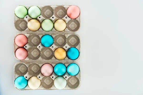 Vista Superior Coloridos Huevos Pascua Recipientes Papel Aislados Gris — Foto de Stock