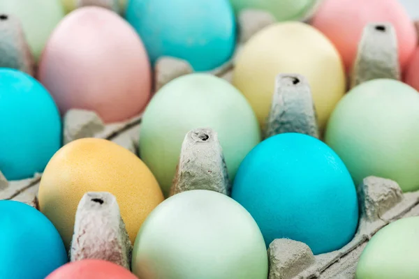 Πολύχρωμες Παστέλ Πασχαλινά Αυγά Στα Εμπορευματοκιβώτια Χαρτί Κοντινό Πλάνο — Φωτογραφία Αρχείου