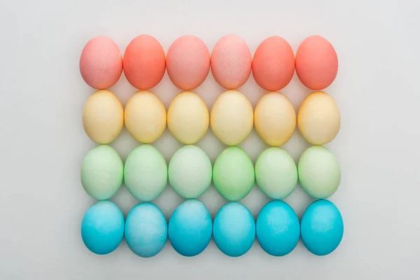 Κάτοψη Του Παραδοσιακά Πολύχρωμα Πασχαλινά Αυγά Γκρι — Φωτογραφία Αρχείου