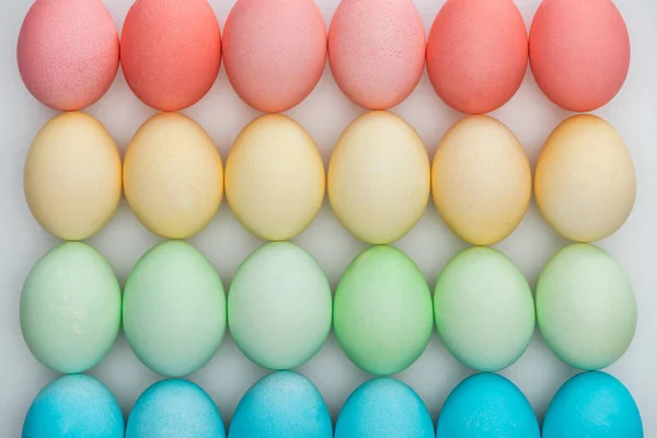 Vue Dessus Des Œufs Pâques Pastel Colorés Sur Gris — Photo