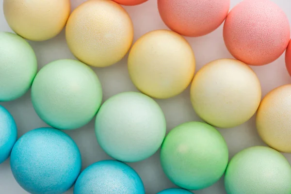 Bovenaanzicht Van Kleurrijke Geverfde Paaseieren Grijs — Stockfoto