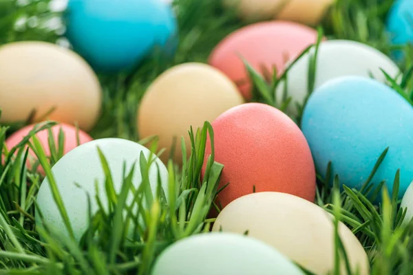 Nahaufnahme Von Osterhühnereiern Auf Grünem Gras — Stockfoto