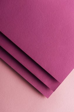 boş ve renkli bordo yaprak kağıt kopya alanı ile pembe arka plan üzerinde yukarıdan 