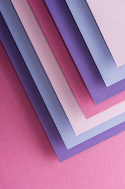 boş mavi, beyaz, pembe ve mor yaprak kağıt kopya alanı ile pembe arka plan üzerinde yukarıdan 