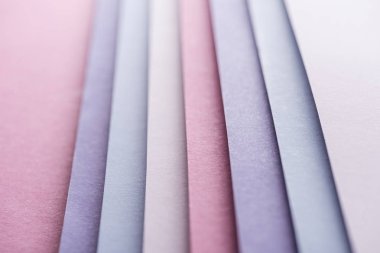 Mavi, beyaz, pembe ve mor yaprak kağıt üzerinde pembe bir arka plan 