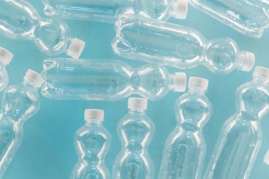 boş plastik şişe üzerinde turkuaz izole Üstten Görünüm