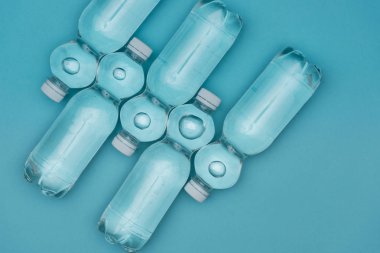plastik su şişeleri üzerinde turkuaz izole Üstten Görünüm