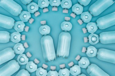 plastik su şişeleri üzerinde turkuaz izole kabarcıkları ile Üstten Görünüm