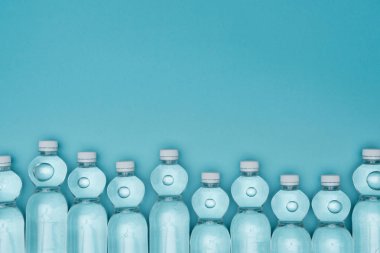 plastik su şişeleri üzerinde turkuaz kopya alanı ile izole Üstten Görünüm