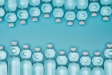 Düzenlenmiş plastik şişe su turkuaz üzerinde izole Üstten Görünüm