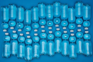 plastik su şişeleri üzerinde mavi izole Üstten Görünüm