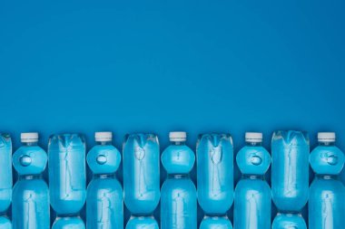 Düzenlenmiş plastik şişe su mavi kopya alanı ile izole Üstten Görünüm