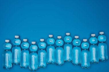 Düzenlenmiş plastik şişe su mavi kopya alanı ile izole Üstten Görünüm