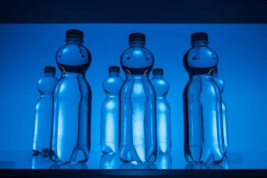 arka ışık neon mavi zemin üzerine plastik su şişe tonlu görüntü