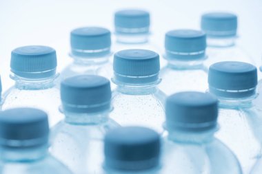 su şişe kapakları beyaz arka plan üzerinde seçici odak