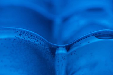 kabarcıkları ile plastik su şişe kadar yakın ve mavi arka plan üzerinde yer kopyalayın 