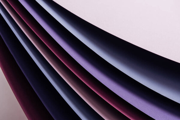 ярко-голубые, белые, бордовые, розовые и фиолетовые листы бумаги
 