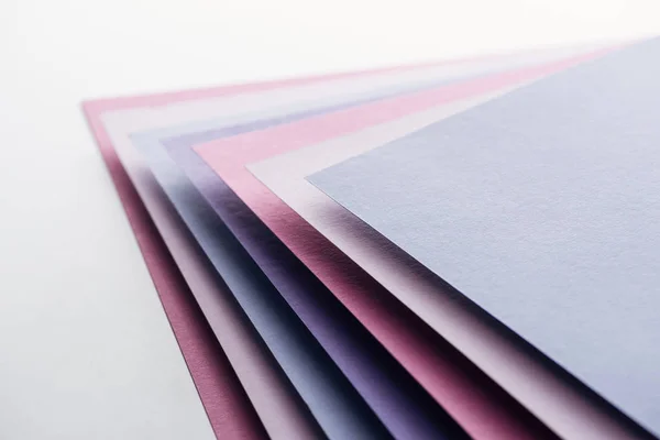 白い背景の上の紙の青 ピンク 紫のシート — ストック写真