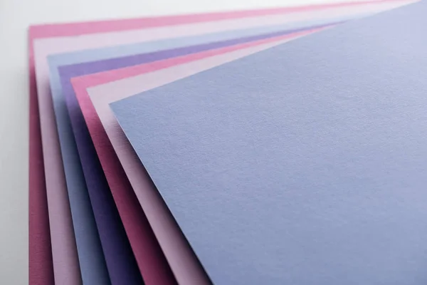 Hojas Vacías Papel Azul Blanco Rosa Púrpura Sobre Fondo Blanco —  Fotos de Stock