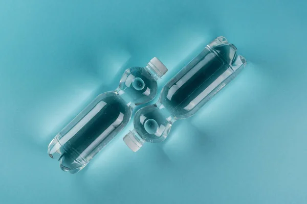 Top View Transparent Plastic Watter Bottles Turquoise Background — Stock Photo, Image