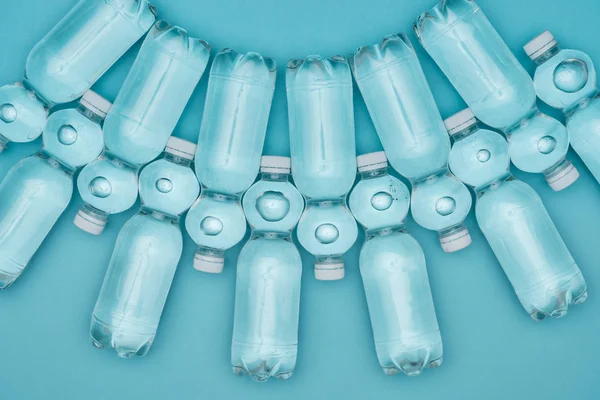 Bovenaanzicht Van Transparant Plastic Flessen Water Gerangschikt Rijen Geïsoleerd Turquoise — Stockfoto